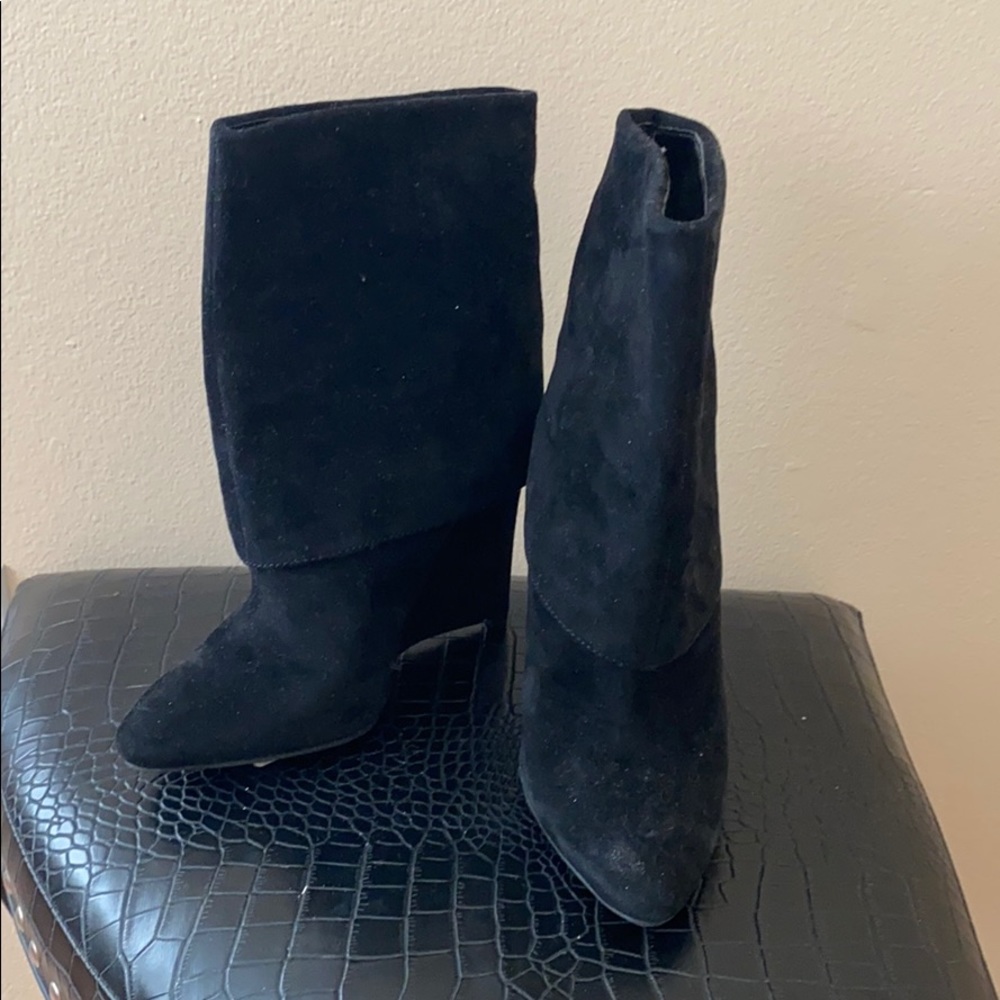 Black suede Enzo Angiolini booties